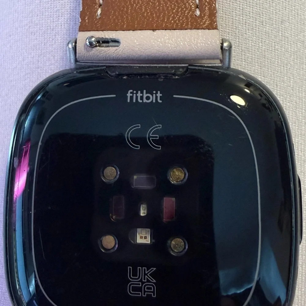 Fitbit Versa 4 Smartwatch - Black and Beige - Picture 4 of 6